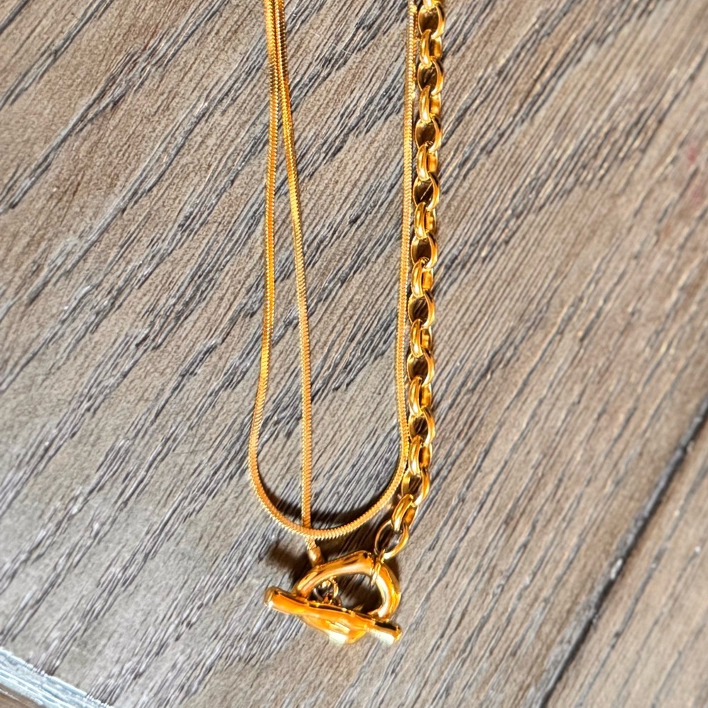 Chic Gold Necklace with Unique Toggle Design - Picture 5 of 6